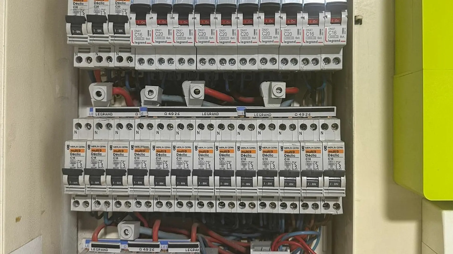 Électricien professionnel en intervention à Paris